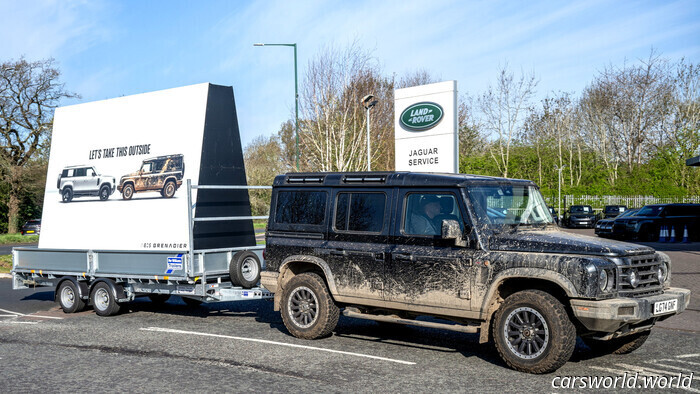 Land Rover Troleado En Público Por Un SUV Embarrado Y Una Valla Publicitaria Rodante | Carscoops